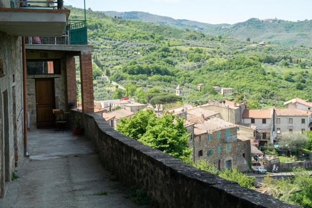 Casa Angolo Cantina Nel Castello Apartment Montegiovi Exterior photo